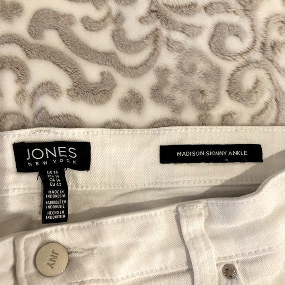 Jones of New York white jeans. Ankle skinny, size 14, but run like a 12 - Picture 4 of 4